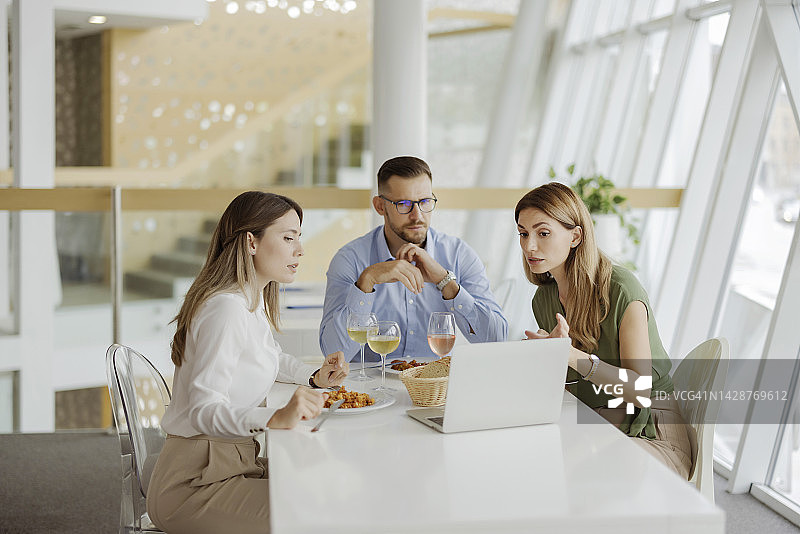 头脑风暴造就卓越团队图片素材