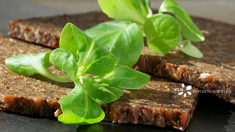 搭配小麦沙拉的黑麦面包图片素材