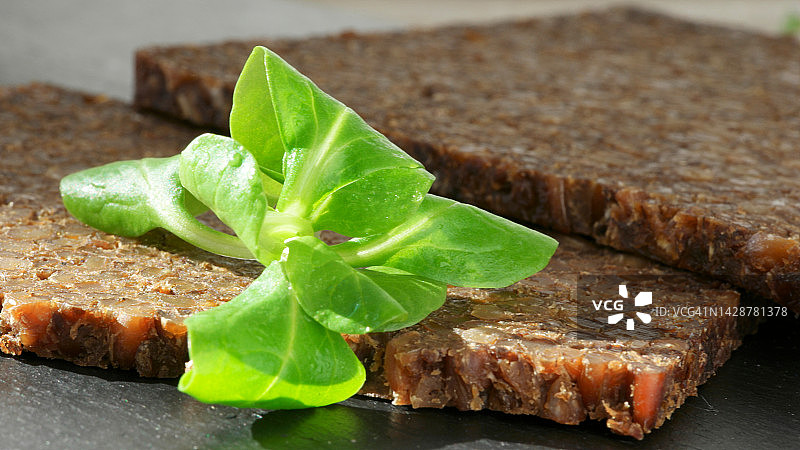 搭配小麦沙拉的黑麦面包图片素材