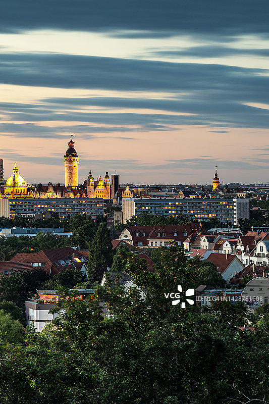 日落时分的莱比锡新市政厅（德国萨克森州）图片素材