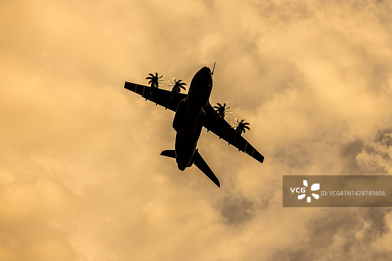空中客车A-400M军用运输机日落时分飞行图片素材