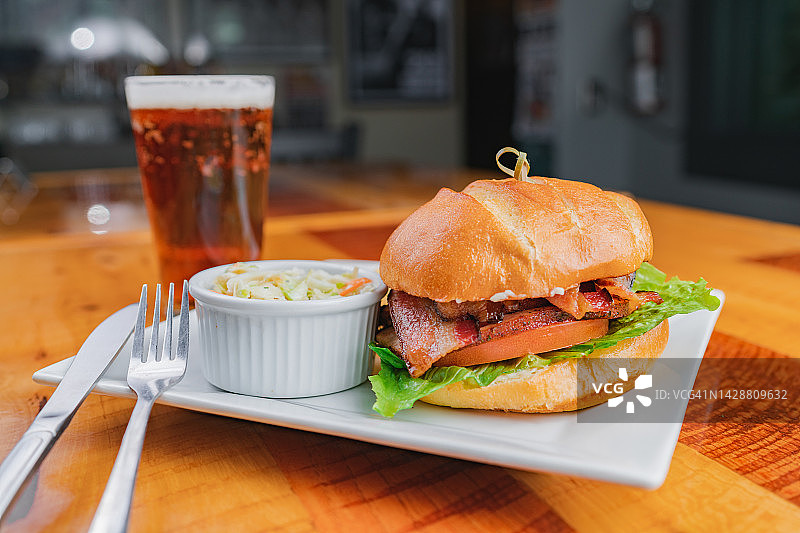 火鸡培根生菜番茄三明治图片素材