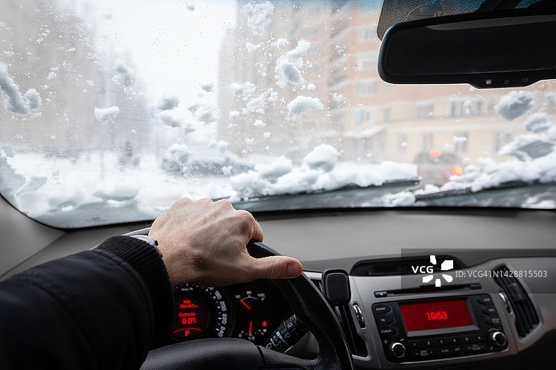 在城市降雪中驾车图片素材