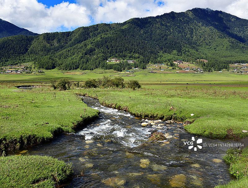 不丹旺度波德朗宗普布吉卡山谷的溪流图片素材