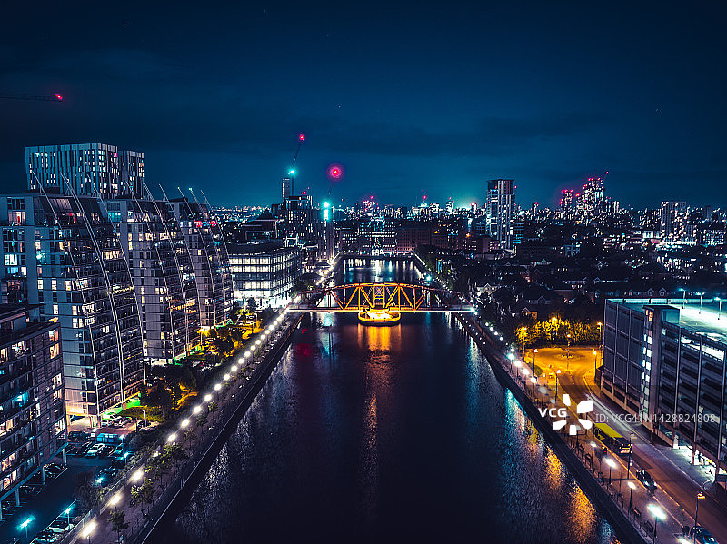 曼彻斯特索尔福德码头夜间照明人行天桥图片素材