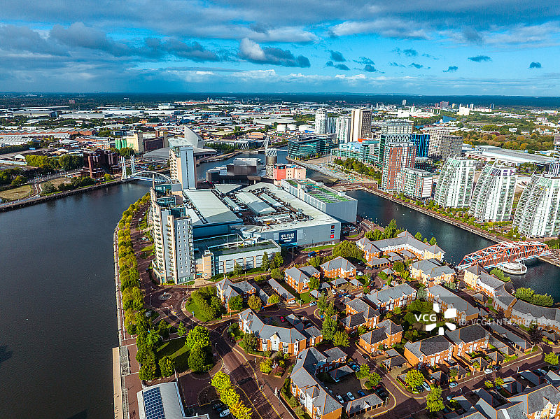 曼彻斯特索尔福德码头媒体城的无人机景观图片素材