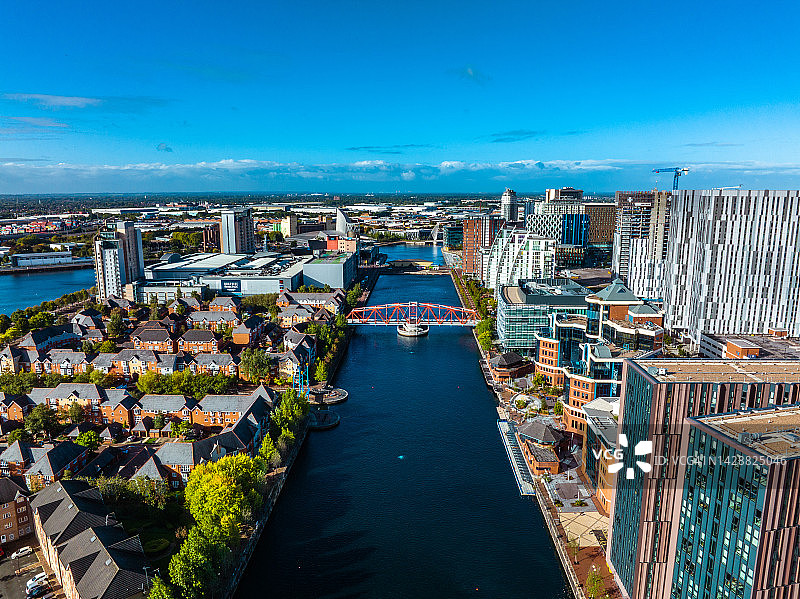 曼彻斯特索尔福德码头媒体城的无人机景观图片素材