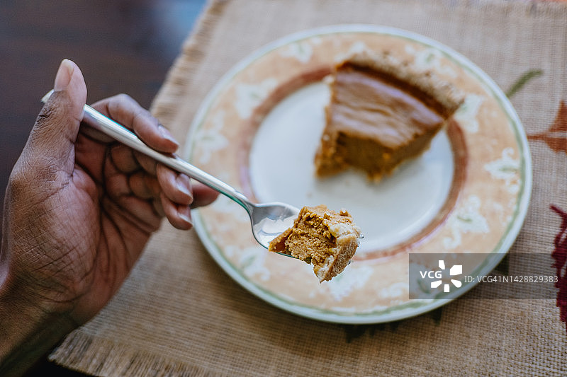 享受南瓜派的女人图片素材