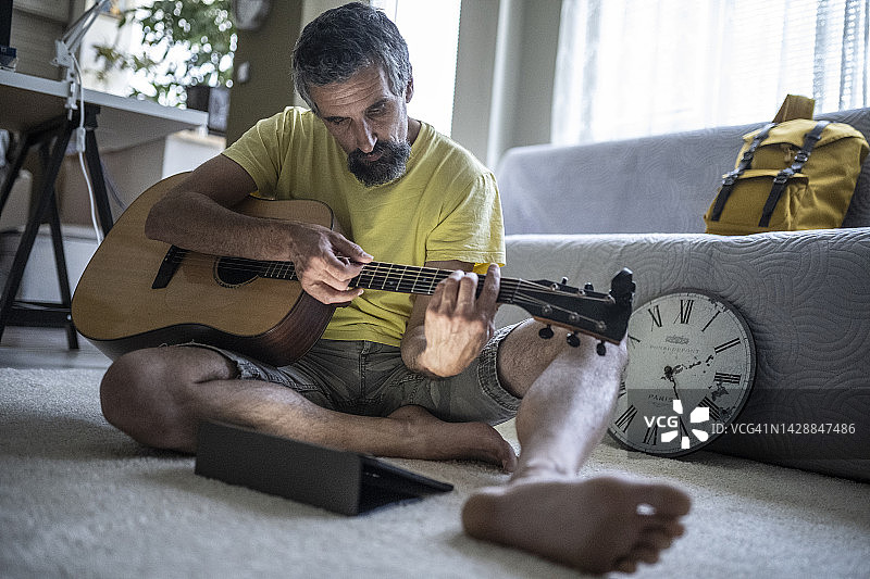 男人在线学习弹吉他图片素材