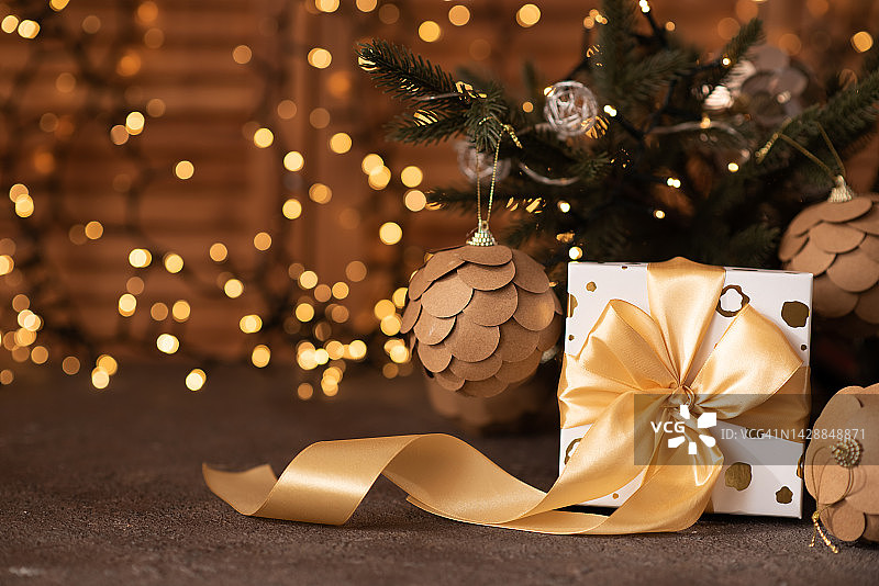 装饰圣诞礼物，红色丝带和蝴蝶结，木桌上的星星饰品，派对灯光散景背景图片素材