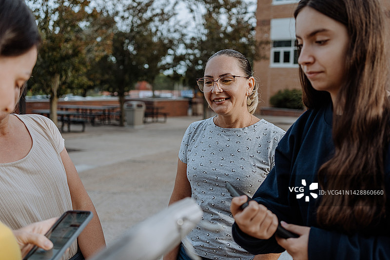老师在教室外授课图片素材