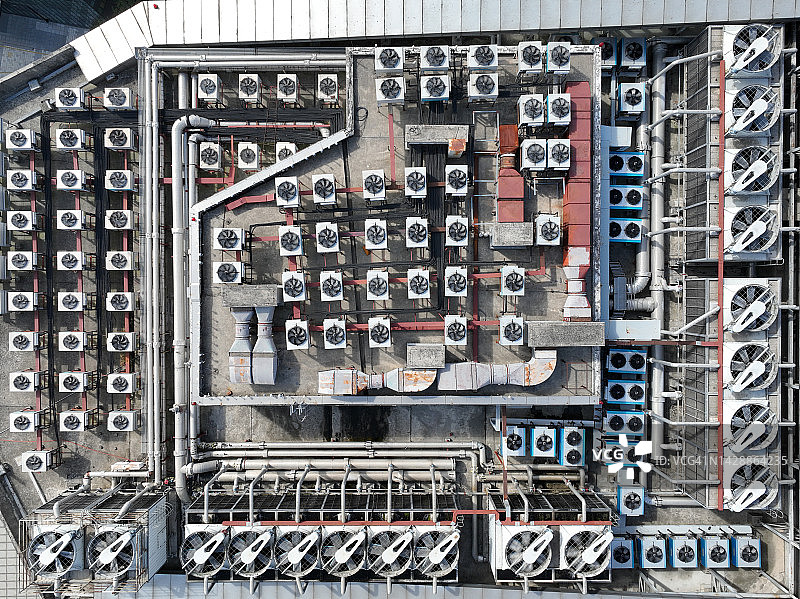 办公楼顶的冷却塔图片素材