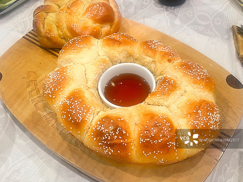 犹太节日吃的Challah面包和蜂蜜图片素材