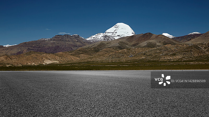 西藏冈仁波齐峰与公路图片素材