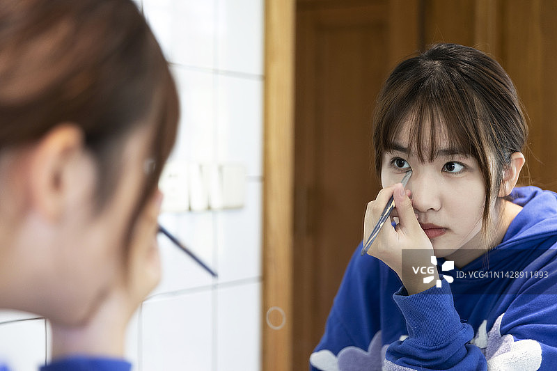 化妆的少女图片素材