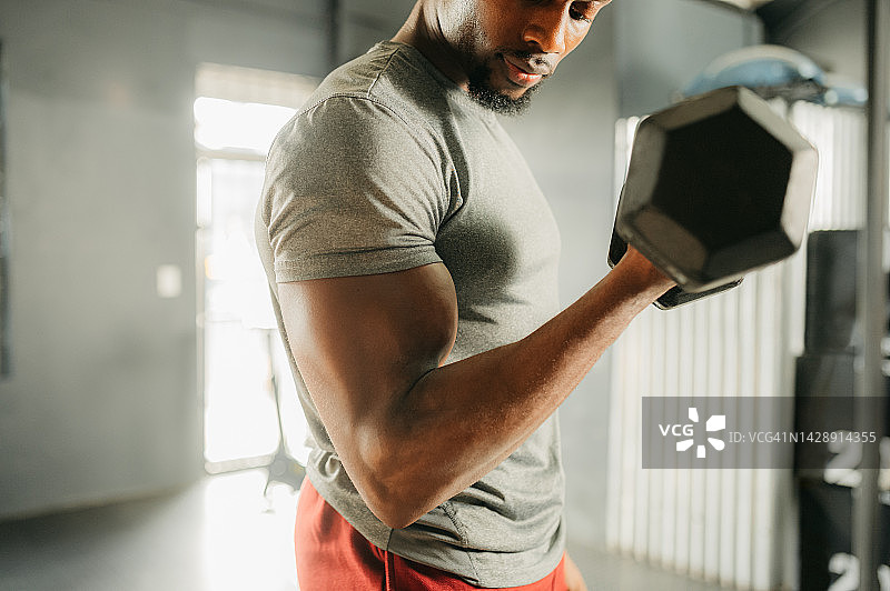 男人在健身房举重和用哑铃训练图片素材