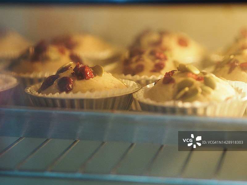 烤箱里的香蕉蛋糕图片素材