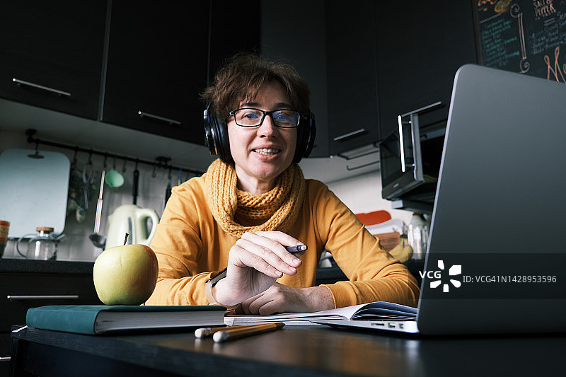 成年学生在家上网课图片素材