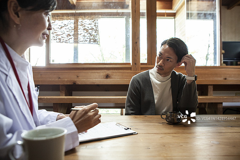 女心理咨询师与年轻男患者交谈图片素材