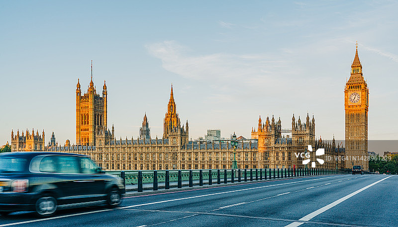 伦敦日出时分的大本钟和威斯敏斯特桥图片素材