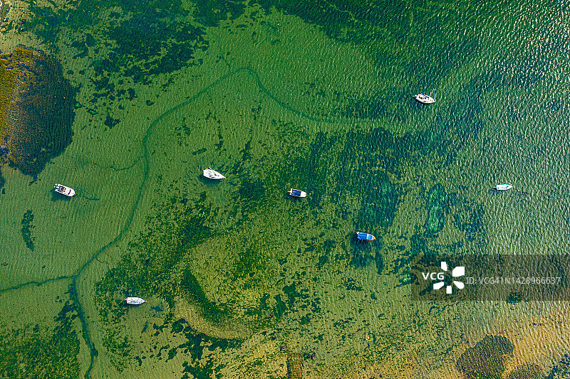 英国埃塞克斯戈德汉格溪停泊的船只图片素材