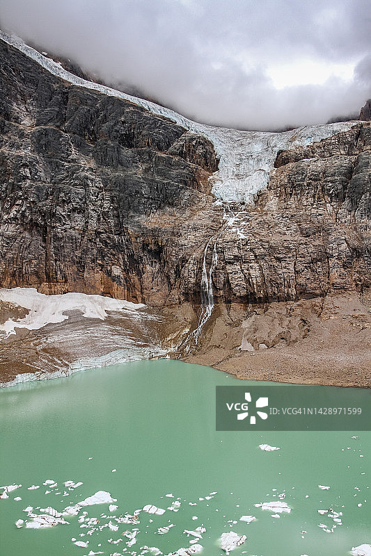 贾斯珀国家公园的卡维尔池塘和冰川图片素材