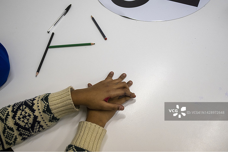 白色桌面上重叠的手图片素材