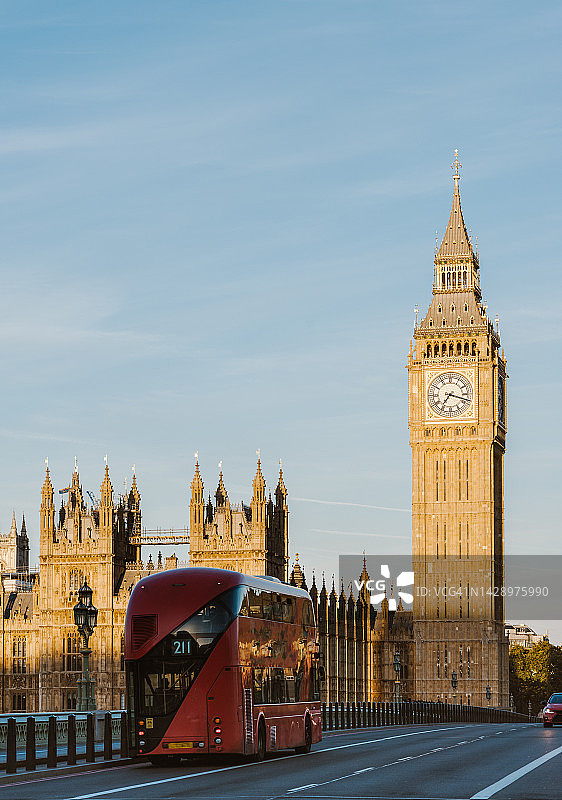 伦敦日出时分的大本钟和威斯敏斯特图片素材