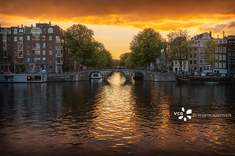 荷兰阿姆斯特丹日落时分的彩色云彩图片素材