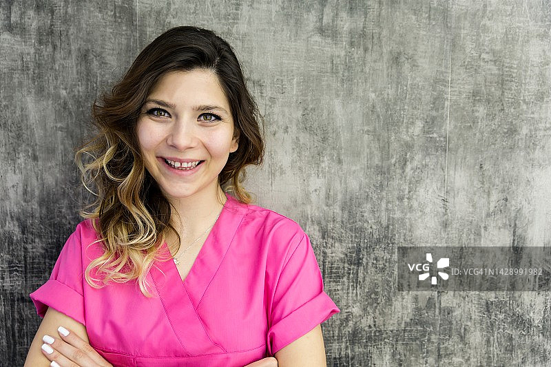 医院里快乐的年轻女护士的肖像图片素材