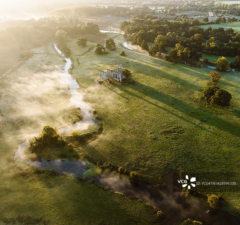 萨里郡纽瓦克修道院遗址日出景观航拍图片素材