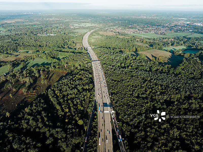 英国萨里多车道公路日出航拍图片素材