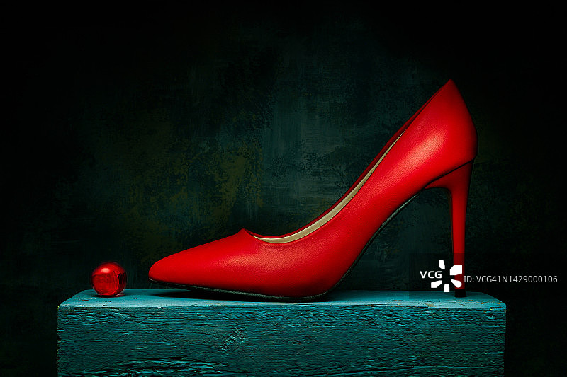 红色高跟鞋与红色玻璃球图片素材