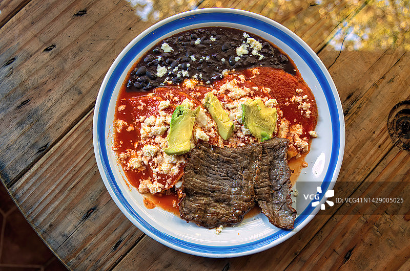 瓦斯特卡风味辣酱玉米饼馅拼盘配黑豆泥和风干牛肉图片素材