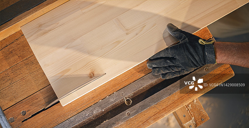 切割木板的男木匠图片素材