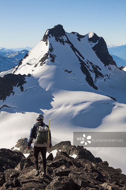 男人在雪山上攀登图片素材