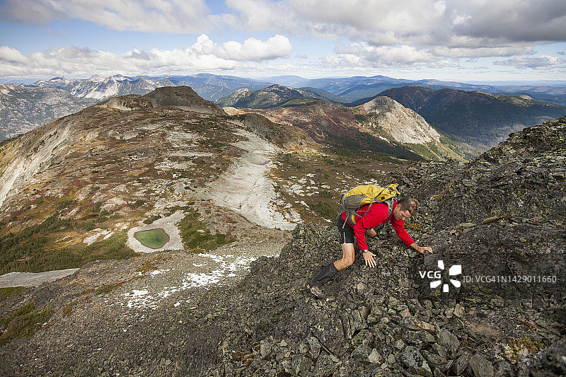 攀登吉姆·凯利峰的登山者的侧视图图片素材