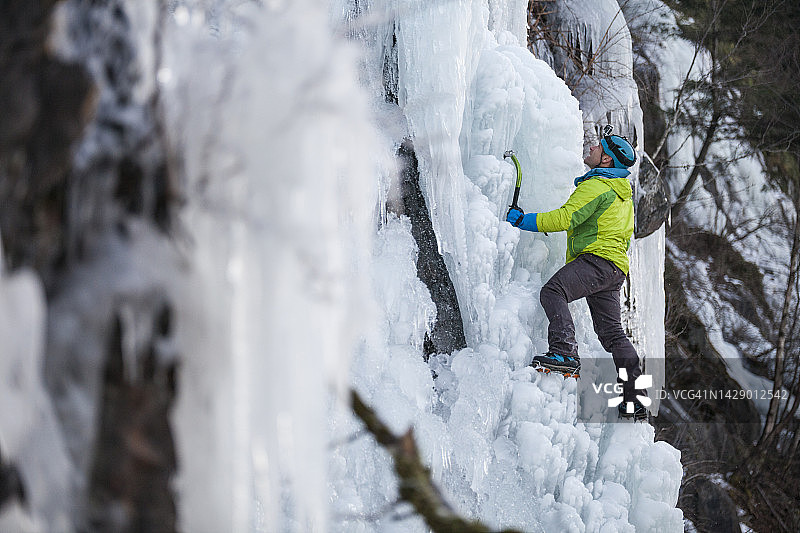 男人攀爬特洛伊木马的侧面图片素材
