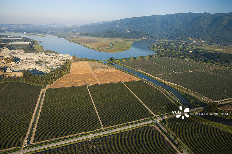 田野、鲟鱼水泡和皮特河的鸟瞰图图片素材