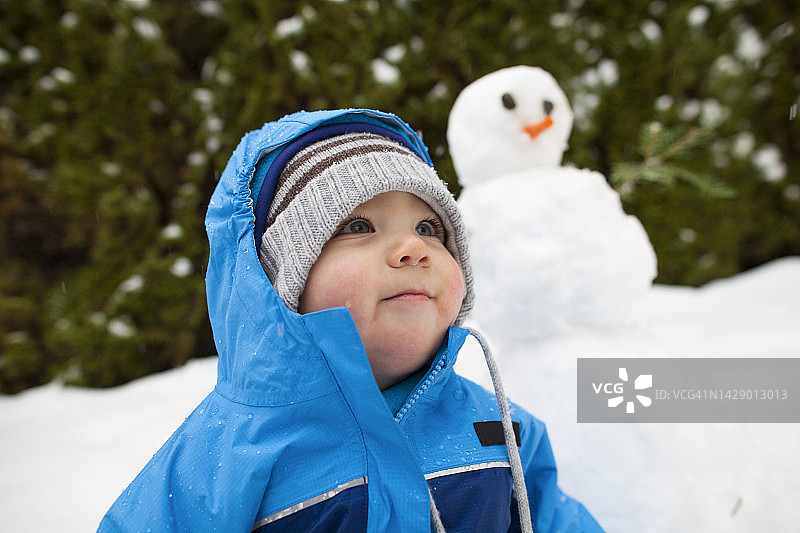 加拿大不列颠哥伦比亚省兰利市的男婴和雪人图片素材