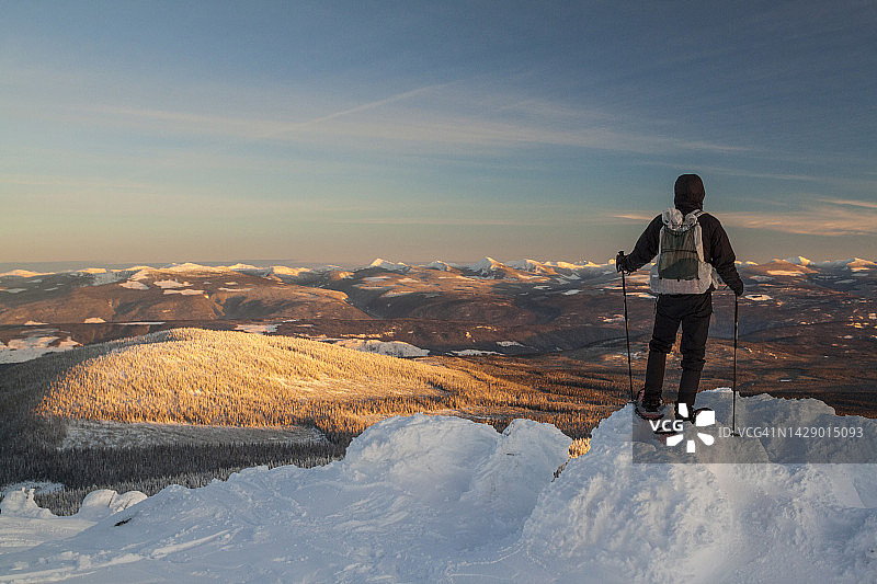 一名雪鞋爱好者欣赏加拿大不列颠哥伦比亚省大白山的美景图片素材