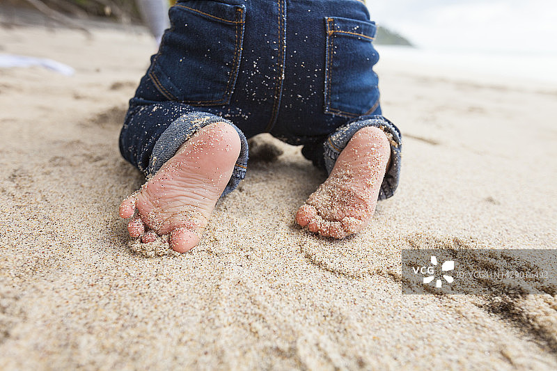 小男孩在奥罗卡瓦风景保护区怀希海滩爬行图片素材