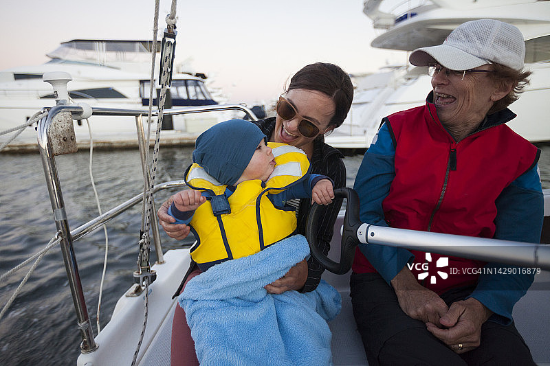 母亲和婴儿坐在帆船上，澳大利亚西澳大利亚州珀斯图片素材