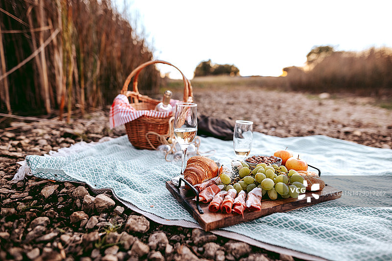 没有人物的浪漫野餐场景图片素材