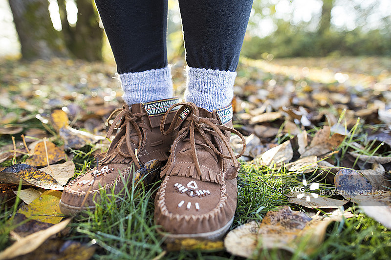 公园里穿着软皮鞋的女人图片素材