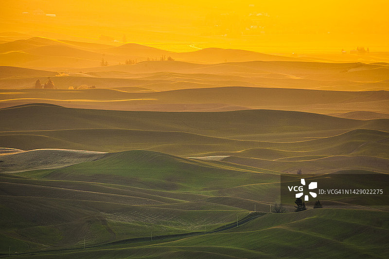 斯普特托比尤特州立公园日出时分的丘陵景色，华盛顿州，美国图片素材