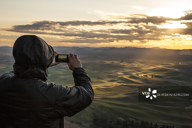 游客在帕卢斯斯台普托比尤特州立公园拍摄日出时分连绵起伏的丘陵图片素材