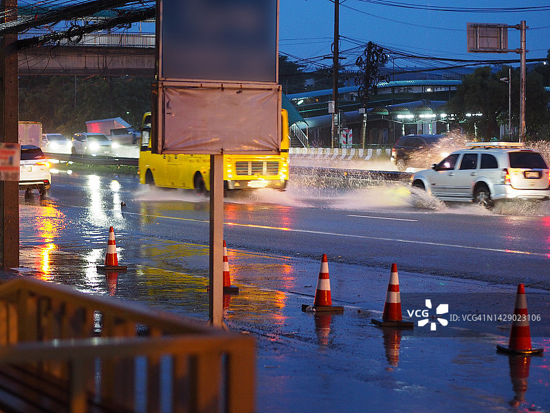 巴吞他尼，泰国 - 汽车行驶在被洪水淹没的道路上图片素材