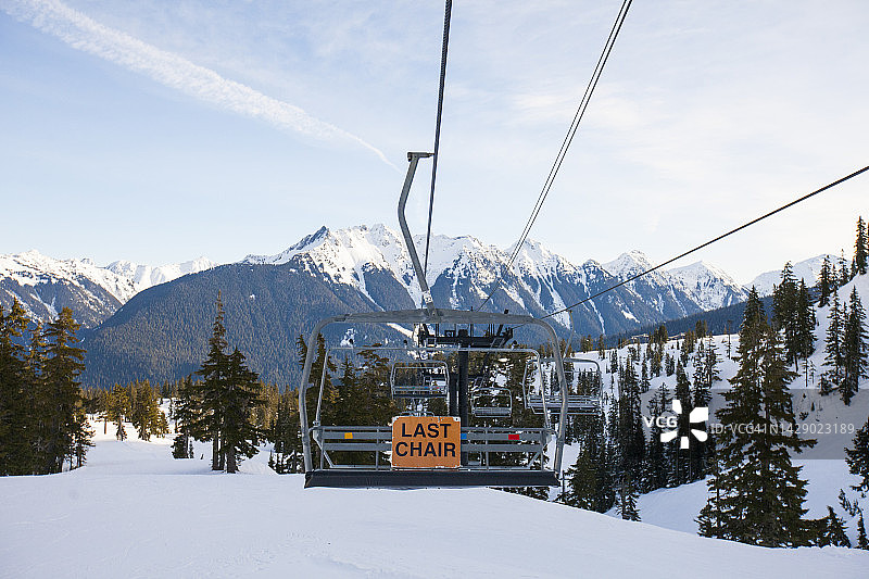 背景是山脉的滑雪缆车，美国华盛顿州北喀斯喀特国家公园图片素材