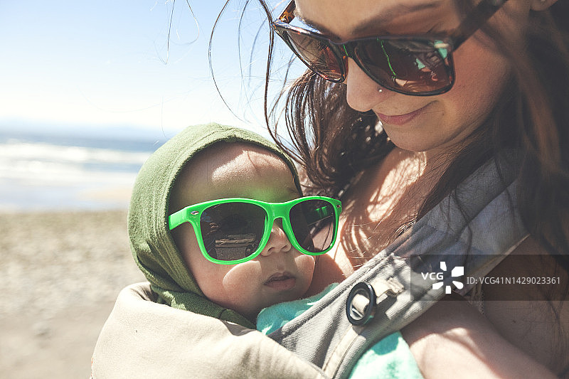 母亲在海滩抱着儿子图片素材
